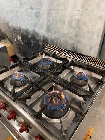 Fourneaux a gaz 4 feu avec four a gaz  beschikbaar voor biedingen