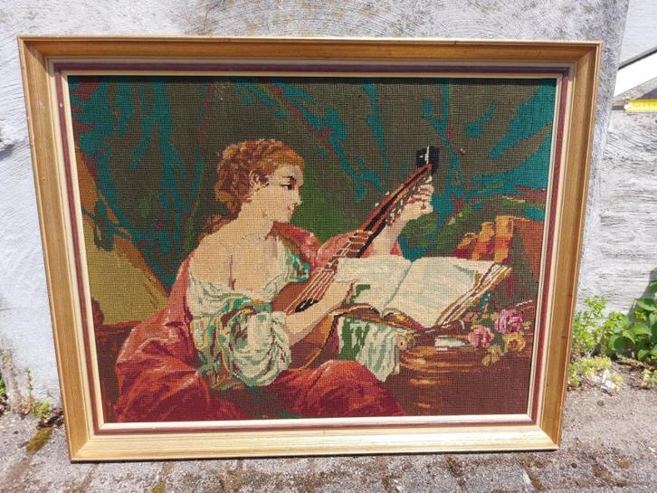 Ingekaderd borduurwerk Vrouw met instrument, Antiek en Kunst, Kunst | Schilderijen | Klassiek, Ophalen