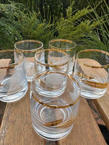 Zes vergulde likeur glaasjes  beschikbaar voor biedingen