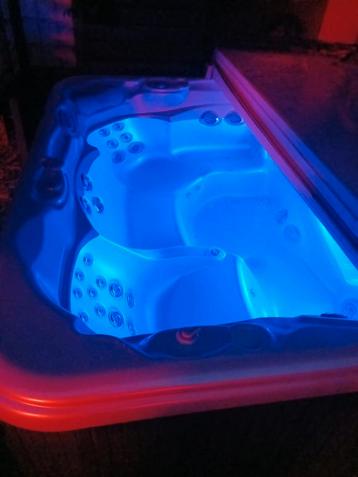 Jacuzzi gratis geleverd geplaatst  beschikbaar voor biedingen
