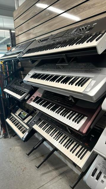 Veel keyboards Korg Yamaha Roland ketron hammond medeli