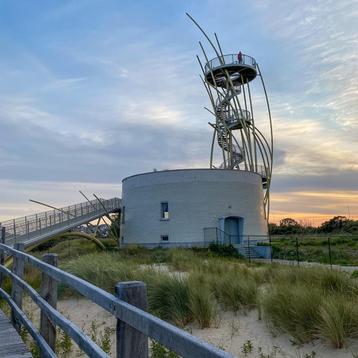 Vue frontale sur la plage et la mer Westende, Belgique