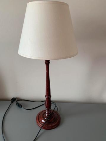 Tafellamp met houten voet 