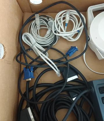Meerdere audio- en antennekabels, adapters, video kabels beschikbaar voor biedingen