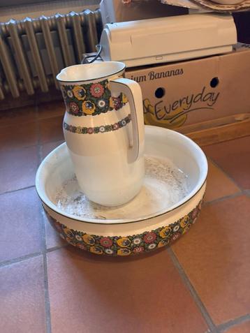 Retro waskom en waskan met bloemenmotief beschikbaar voor biedingen