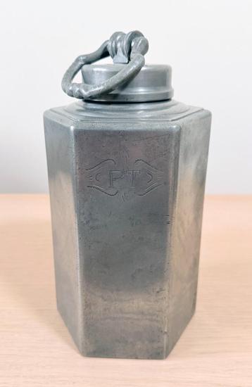 Vintage zeshoekige tinnen schraubkanne / schroefkan in tin beschikbaar voor biedingen