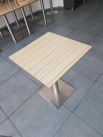 1 table + 2 chaises Design Horeca (17 pièces disponibles) disponible aux enchères