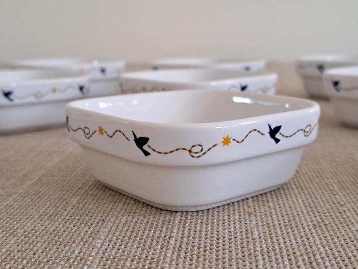 12 pots en porcelaine Sabena « L'oiseau du Ciel » de Magritt, Collections, Porcelaine, Cristal & Couverts, Comme neuf, Assiette ou Plat