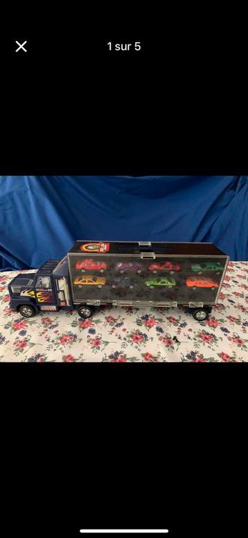 Autodrager met verschillende kleine auto's beschikbaar voor biedingen