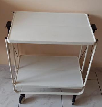 Bijzettafel opvouwbaar met wieltjes.  beschikbaar voor biedingen