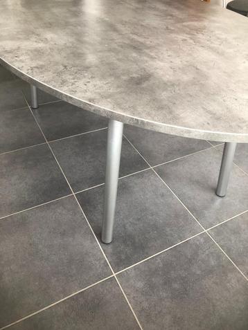 eettafel beschikbaar voor biedingen