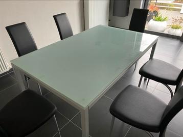 Glazen tafel (100x160) en zes stoelen. 