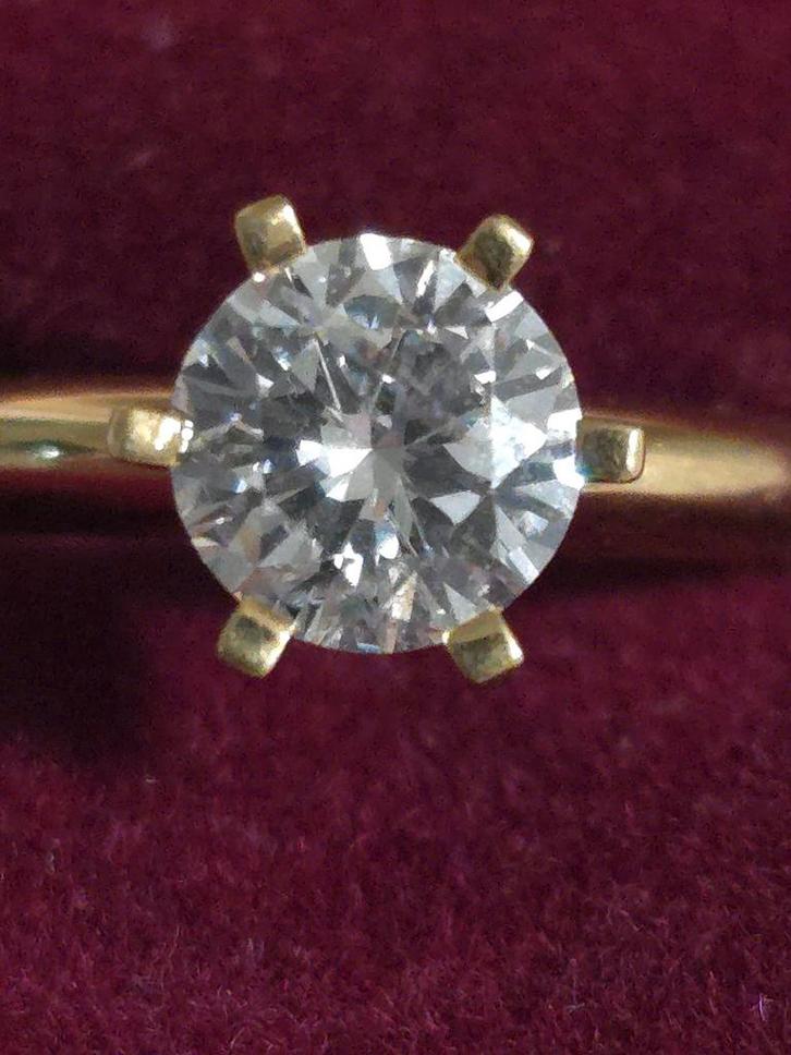 Gouden ring solitaire , grote briljant 1.25 karaat foto's, Handtassen en Accessoires, Ringen, Zo goed als nieuw, Dame, 17 tot 18