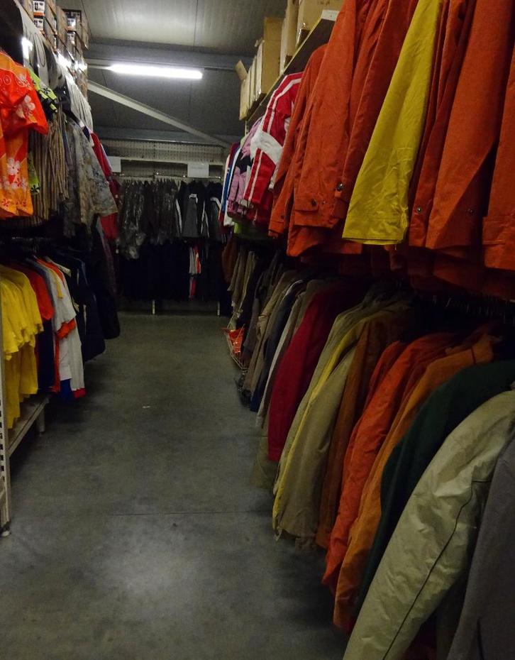 NIEUW Partij van 1800 stuks Heren, Dames en Kinder kleding, Kleding | Heren, Heren-kledingpakketten, Nieuw, Ophalen