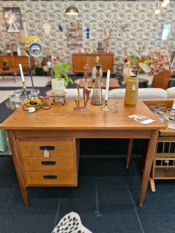 Vintage bureau met lades ronde poot, Huis en Inrichting, Bureaus, Gebruikt, Bureau, Ophalen
