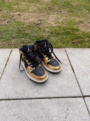 Air Jordans maat 36 - GOUD/ZWART beschikbaar voor biedingen