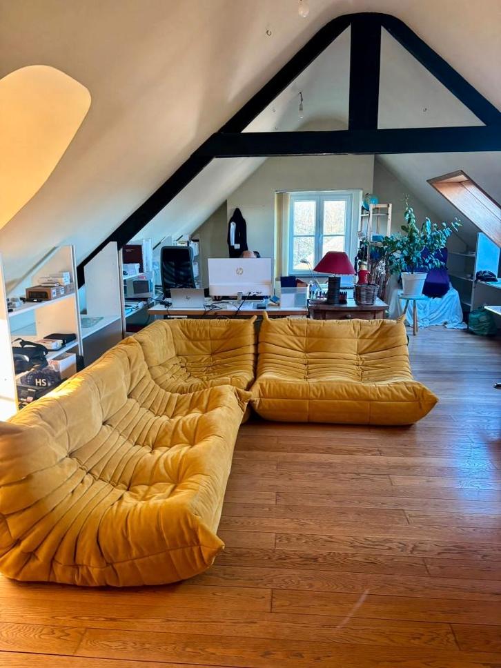 Togo Ligne Roset Alcantara Curry Lounge, Huis en Inrichting, Fauteuils, Zo goed als nieuw, Stof, Ophalen