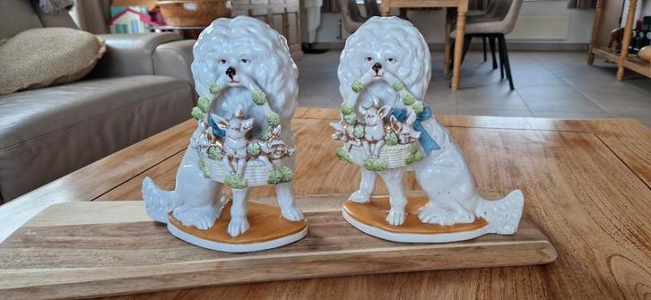 Dit is een antieke porseleinen hond in Victoriaanse stijl, m, Antiek en Kunst, Antiek | Keramiek en Aardewerk, Ophalen