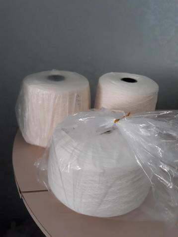 Brei-of haakkatoen klos 1000 gr Nieuw wit teint 3 st -per st beschikbaar voor biedingen