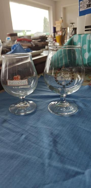 Lunettes de pied en verre Belle-Vue Kriek 2 différentes, Enlèvement ou Envoi, Comme neuf, Verre ou Verres, Autres marques