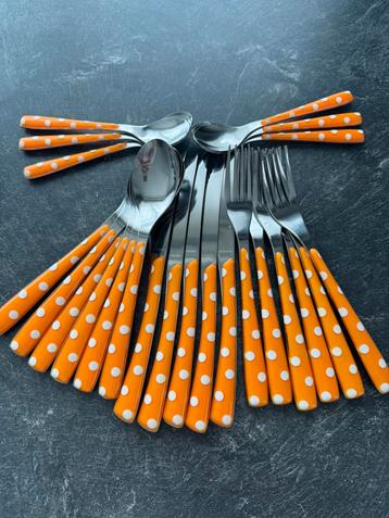 Oranje met witte bollen bestek beschikbaar voor biedingen