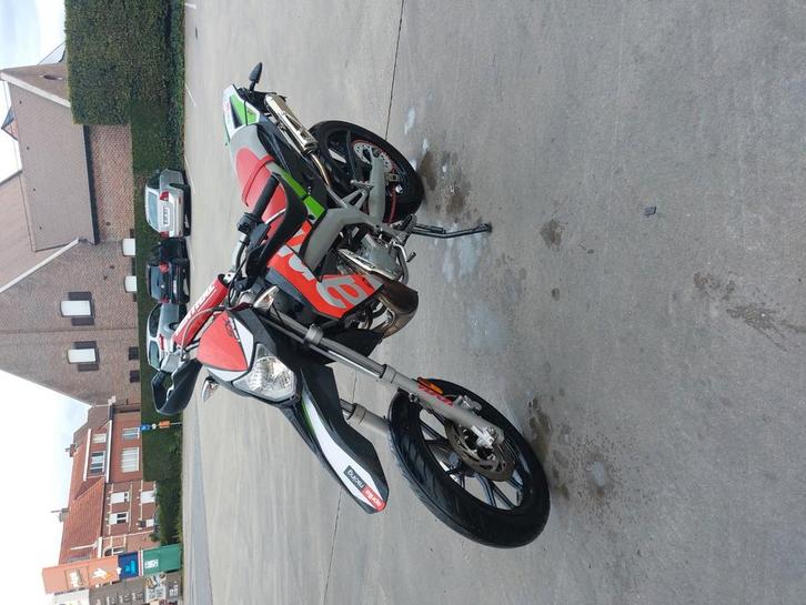 Aprilia SX50 2017 limited edition, Fietsen en Brommers, Brommers | Derbi, Zo goed als nieuw, Ophalen