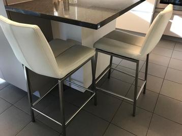 2 verhoogde keukenstoelen of barstoel beschikbaar voor biedingen