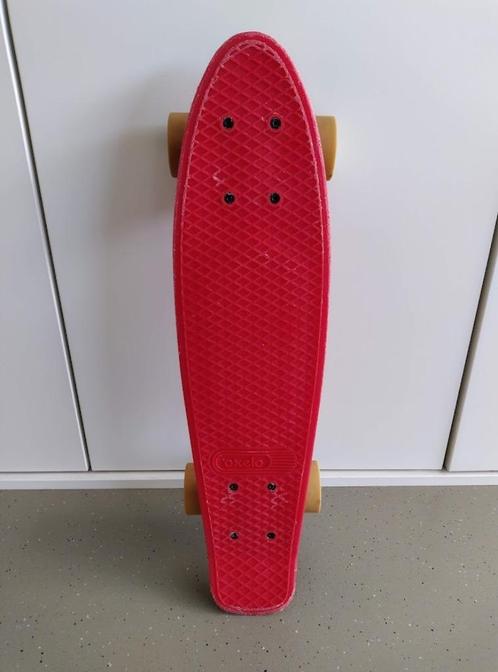 Pennyboard rétro Oxelo - Rouge avec roues jaunes - Bon état, Sports & Fitness, Skateboard, Utilisé, Skateboard, Enlèvement ou Envoi