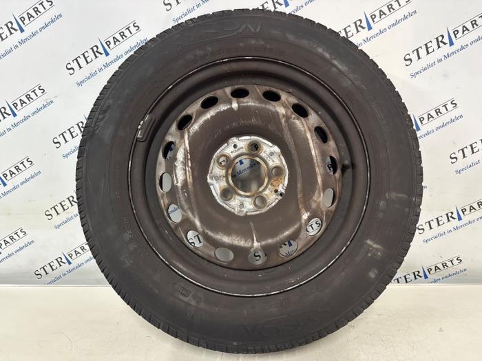 Velg + Band van een Mercedes Vito, Auto-onderdelen, Banden en Velgen, Personenwagen, Gebruikt, 3 maanden garantie, Ophalen of Verzenden