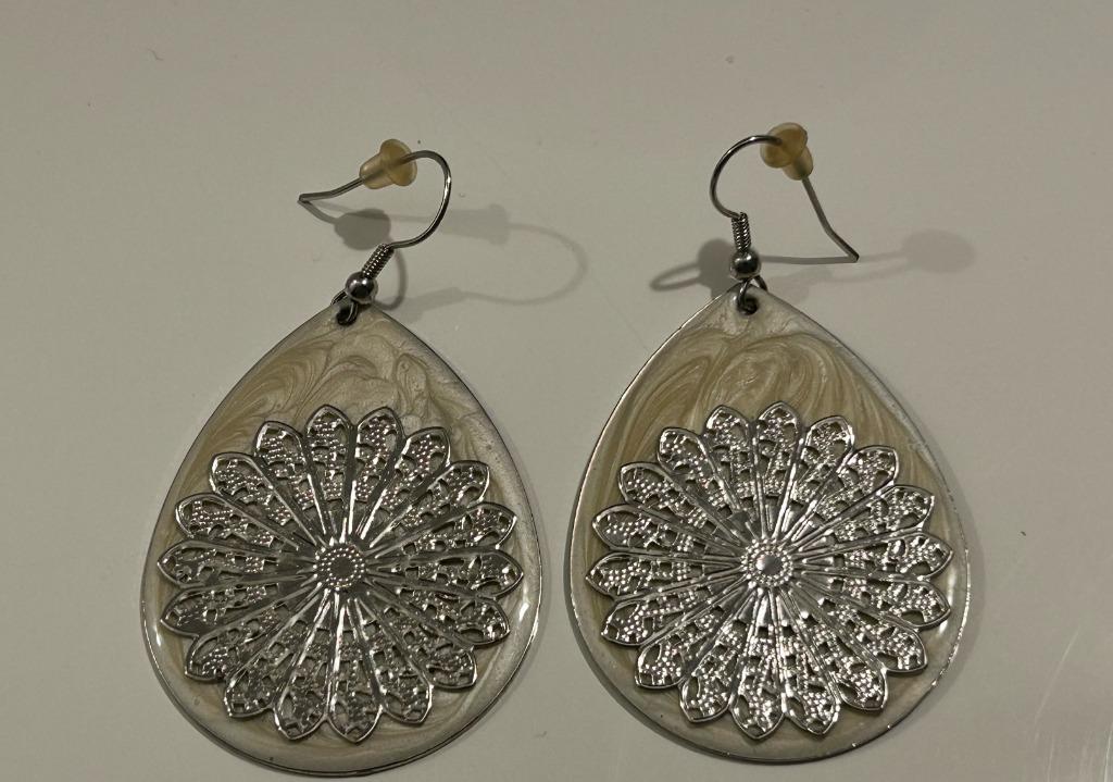 Ecru traanvormige oorbellen met zilverkleurig filigraanwerk, Bijoux, Sacs & Beauté, Boucles d'oreilles, Enlèvement ou Envoi, Neuf