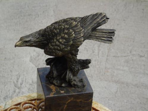 Adelaar op de uitkijk in brons op een gesigneerde sokkel., Antiek en Kunst, Antiek | Brons en Koper, Brons, Ophalen