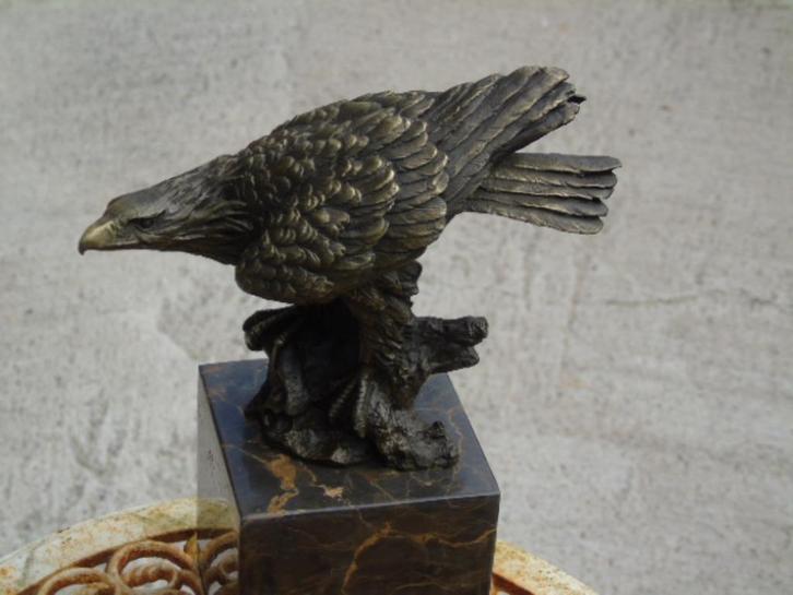 Adelaar op de uitkijk in brons op een gesigneerde sokkel., Antiek en Kunst, Antiek | Brons en Koper, Brons, Ophalen
