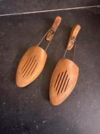 Antieke houten schoenspanners, Enlèvement, Porté