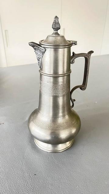 Tinnen karaf beschikbaar voor biedingen