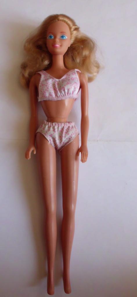 Barbie leuk om aan te kleden 1990, Kinderen en Baby's, Speelgoed | Poppen, Gebruikt, Barbie, Ophalen of Verzenden