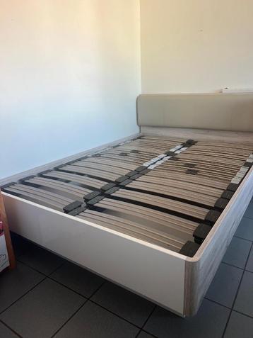 Lit 200cm / 140 cm avec matelas beschikbaar voor biedingen