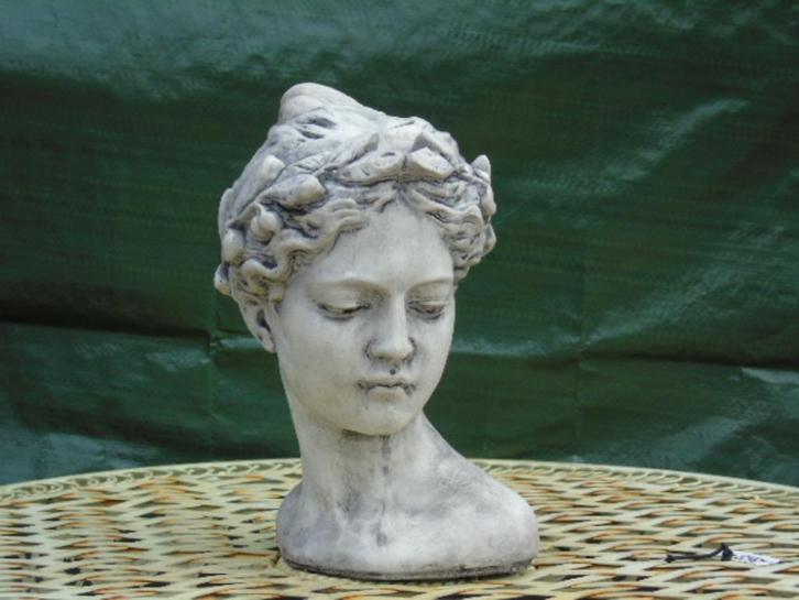 Buste van een vrouw met een bloemenkroon in steen., Tuin en Terras, Tuinwanddecoratie, Nieuw, Ophalen