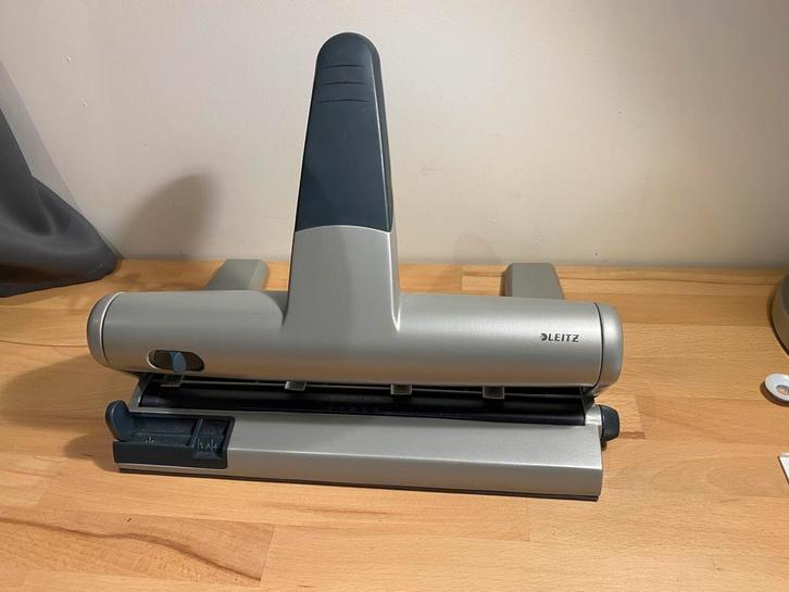 Leitz AKTO 4-gaats perforator – Zilver, Diversen, Bureau-accessoires, Zo goed als nieuw, Ophalen
