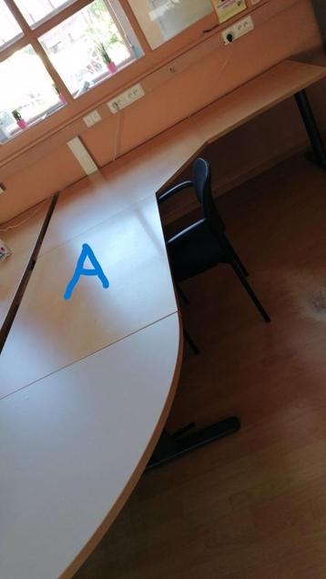 hoekbureau beschikbaar voor biedingen