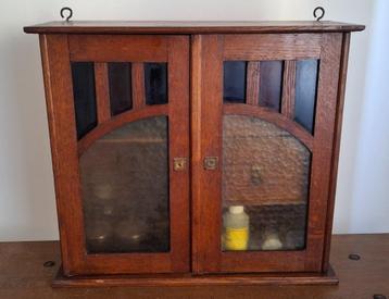 oude vintage houten apotheek om op te hangen beschikbaar voor biedingen