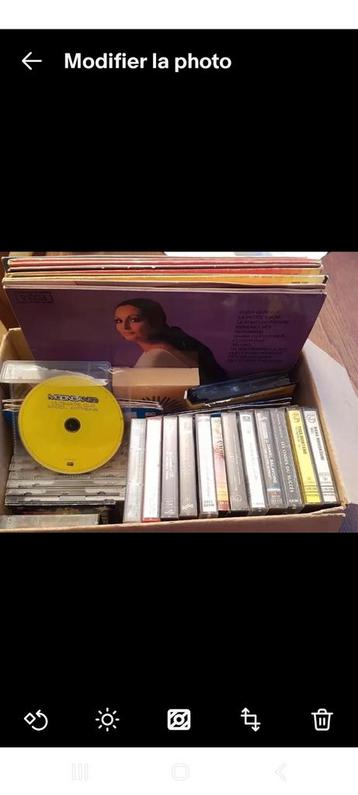 120  PIECES  CD VINYLES  45 TOURS VHS  CASSETTES  ORIGINAUX  beschikbaar voor biedingen