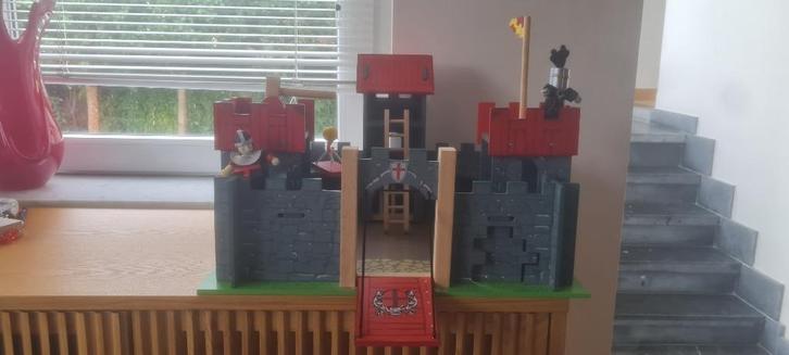 Houten Camelot kasteel, Kinderen en Baby's, Speelgoed | Houten speelgoed, Zo goed als nieuw, Meubelstuk of Keukentje, Ophalen