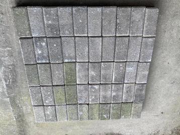 Betonklinkers (8 cm dik !) beschikbaar voor biedingen