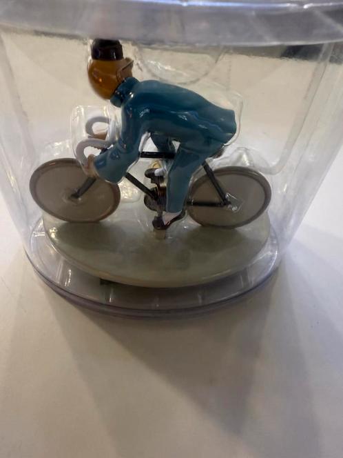 KUIFJE & BOBBY OP FIETS BLAUWE LOTUS - GEKLEURDE VERSIE, Verzamelen, Stripfiguren, Nieuw, Kuifje, Ophalen of Verzenden