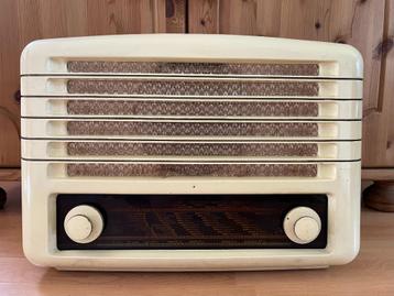 Vintage bakeliet buizenradio beschikbaar voor biedingen