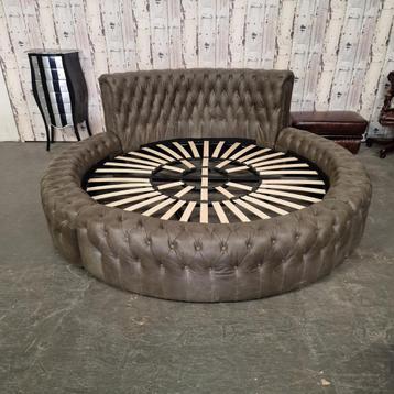 Chesterfield Bed Rond – Vintage Bruin, Huis en Inrichting, Slaapkamer | Bedden, Ophalen, Overige materialen, Bruin, Nieuw