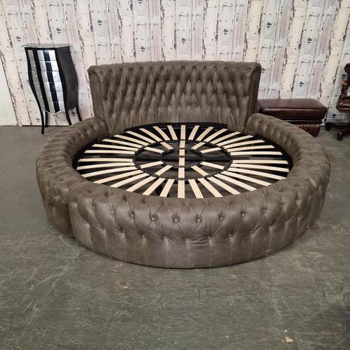 Chesterfield Bed Rond – Vintage Bruin, Huis en Inrichting, Slaapkamer | Bedden, Nieuw, Tweepersoons, Overige materialen, Bruin