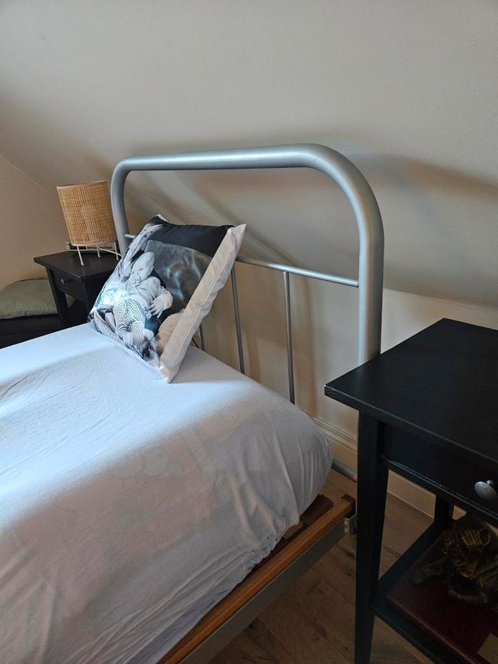 1 lit simple en métal argenté, Maison & Meubles, Chambre à coucher | Lits, Utilisé, Une personne, Enlèvement