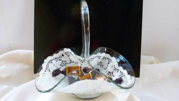 Glazen mandje met handvat. beschikbaar voor biedingen