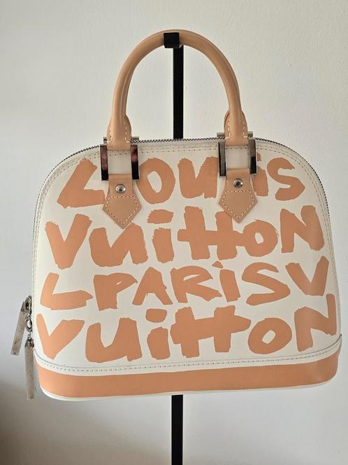 Louis Vuitton Alma Graffiti tas, Handtassen en Accessoires, Tassen | Damestassen, Gebruikt, Handtas, Beige, Ophalen of Verzenden